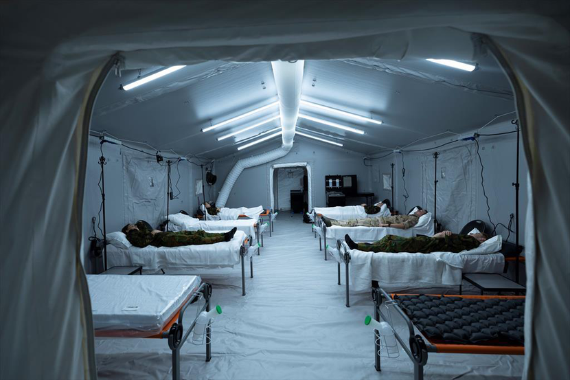 Een tent met patiënten.