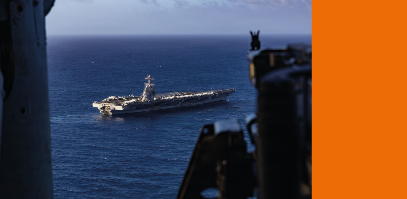 Het vliegdekschip USS Gerald. R. Ford op volle zee, vanuit de lucht gezien.