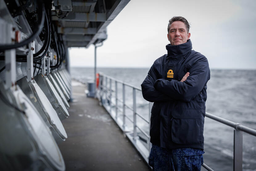 Portret van luitenant ter zee Remy buiten op een scheepsdek.