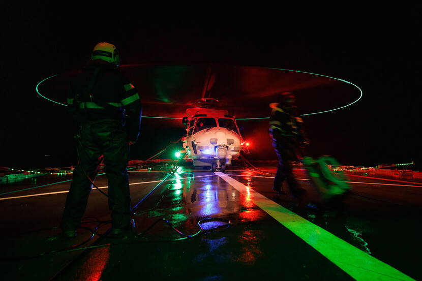 Een NH90 tijdens nachtelijke operaties.