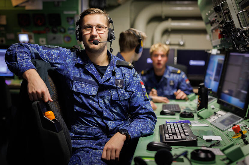 Portret van matroos Ruben in de commandocentrale.