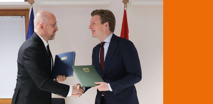 De ministers van Defensie van Nederland en Oekraïne schudden elkaar de hand.