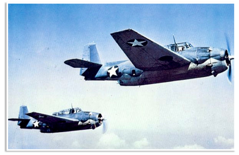 Twee oude militaire vliegtuigen met propellers en sterinsignes vliegen dicht bij elkaar door een heldere, lichtblauwe lucht.