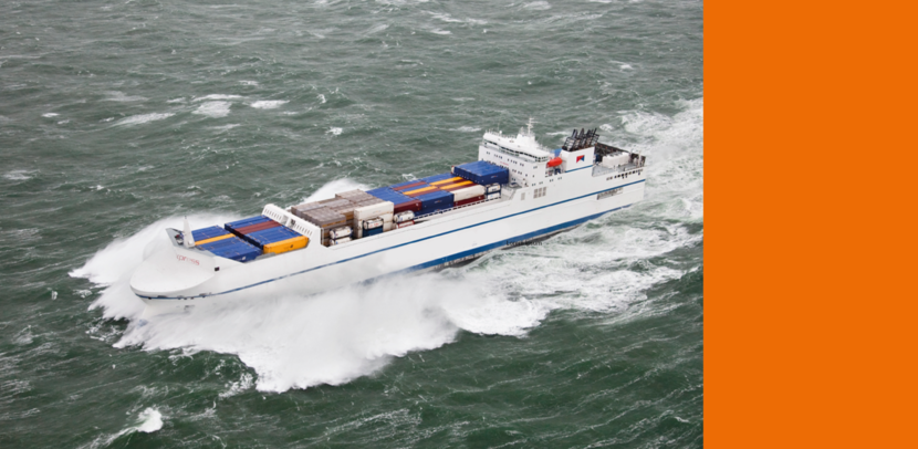 Een transportschip op zee met vele containers aan boord.