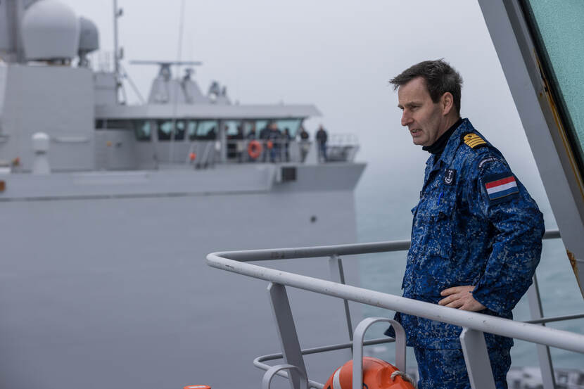 De commandant van het schip met op de achtergrond de Johan de Witt.