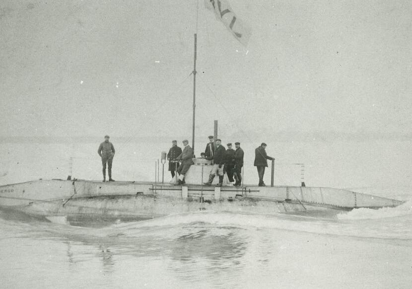 Foto van de eerste Nederlandse onderzeeboot in 1906, met alleen maar mannen aan dek.