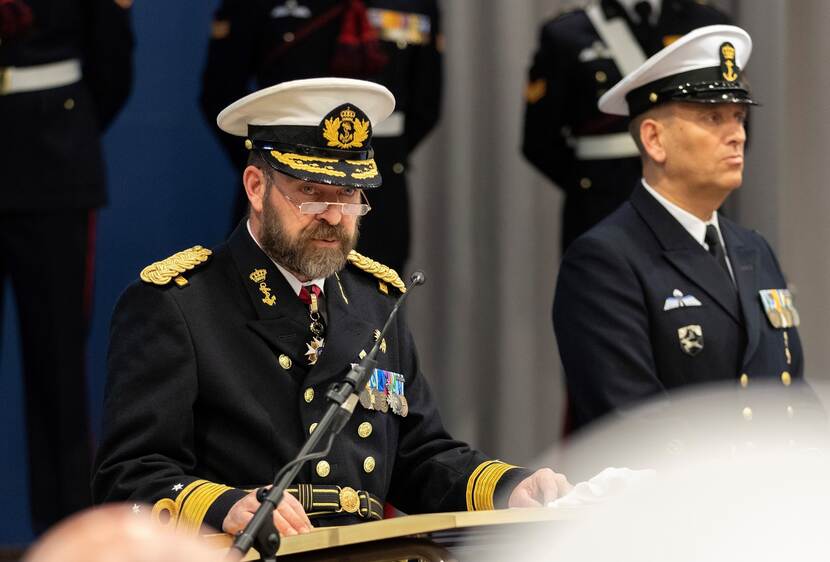 Op de foto kijkt admiraal Tas al speechend over zijn bril naar de genodigden.