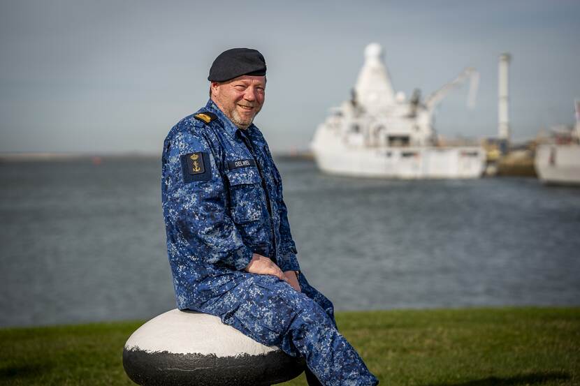 Ron Delwel rust even uit op het marineterrein.