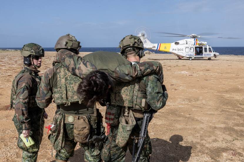 Een helikopter van de Kustwacht Caribisch Gebied doet mee met het gewondenspel.