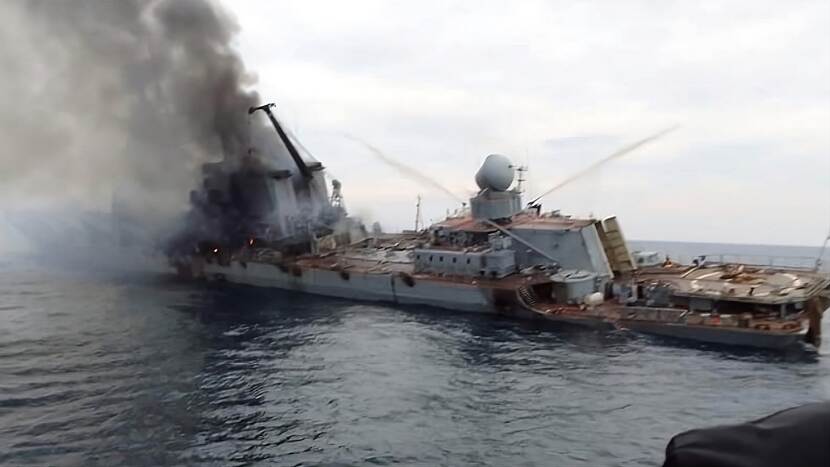 Het vlaggenschip van de Zwarte Zeevloot, de Moskva, staat in brand en is zinkende.