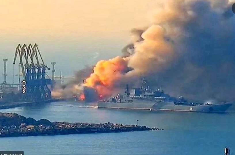 Het landingsschip Saratov staat in brand in de haven van Berdyansk.
