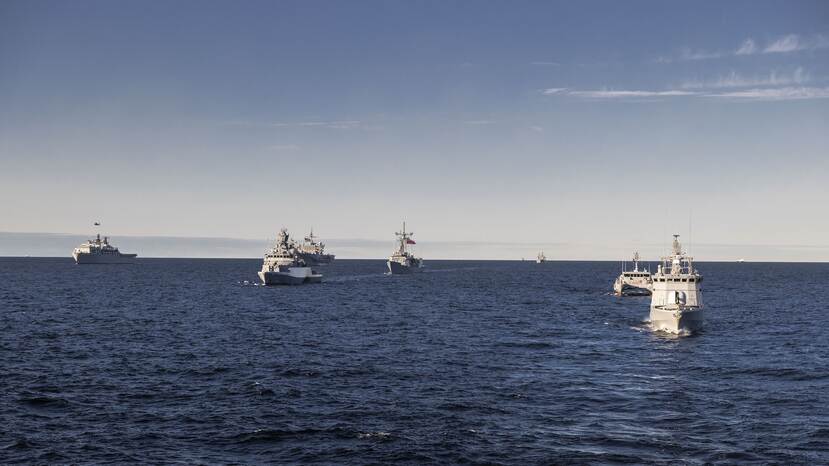 Een NAVO-vlootverband op volle zee.