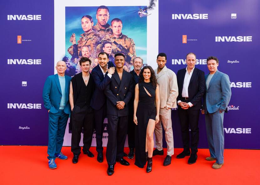Op de rode loper naar de bioscoop poseren de acteurs van Invasie voor een poster van de film.