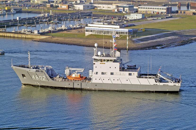 Het hydrografisch schip Snellius in de haven van Den Helder