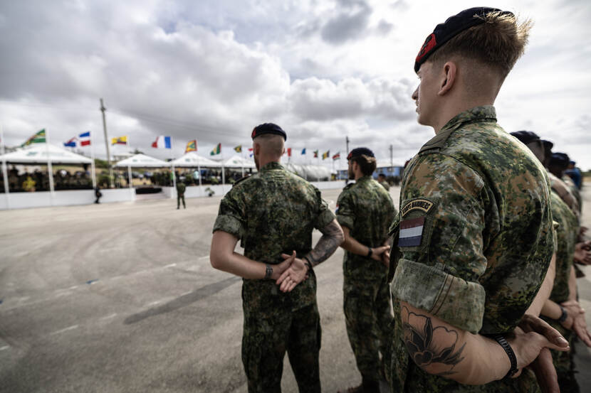 Militairen staan in de houding bij de openingsceremonie op Barbados.