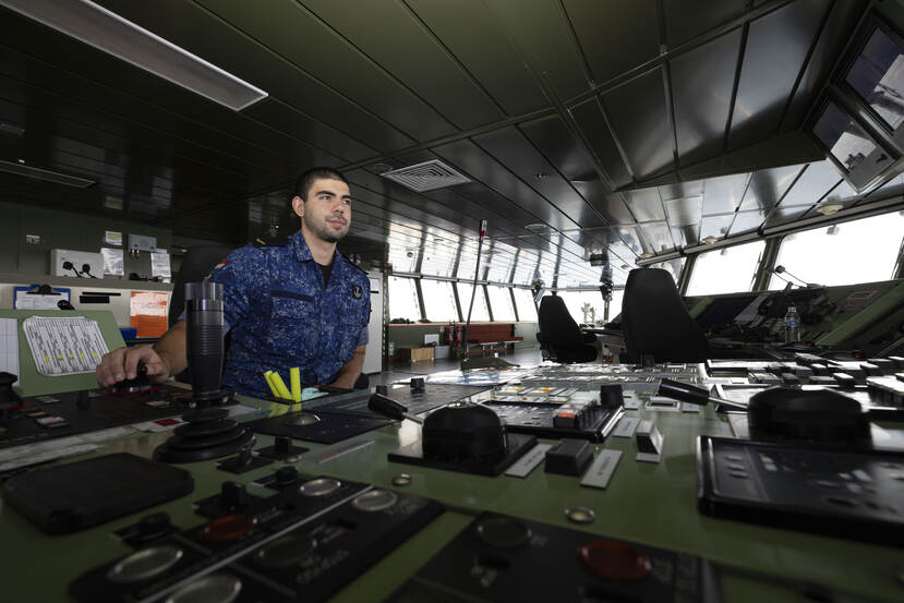 Roerganger op de brug van de Karel Doorman.