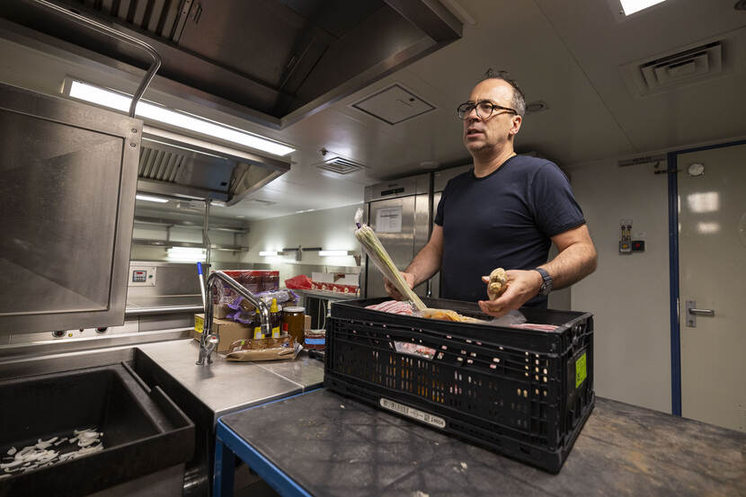 Chef-kok in de kombuis van de Karel Doorman.