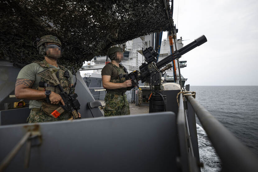 2 mariniers bij een schietpunt op het seindek van de Karel Doorman.