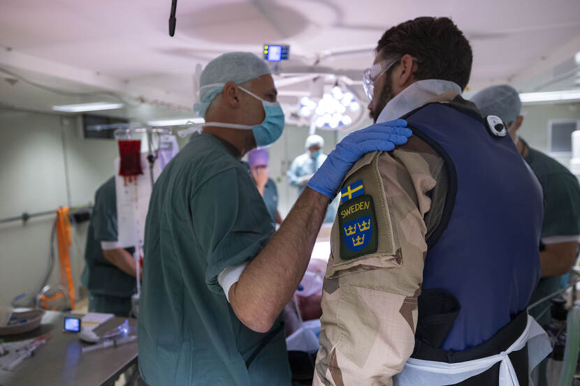 2 medisch-specialisten in een operatiekamer aan boord van de Karel Doorman.