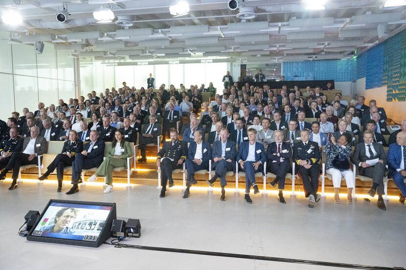 De volle zaal tijdens de conferentie.