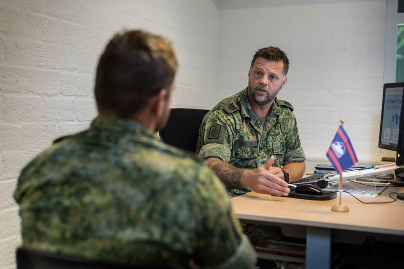 Sergeant-majoor van de mariniers Stefan in gesprek.