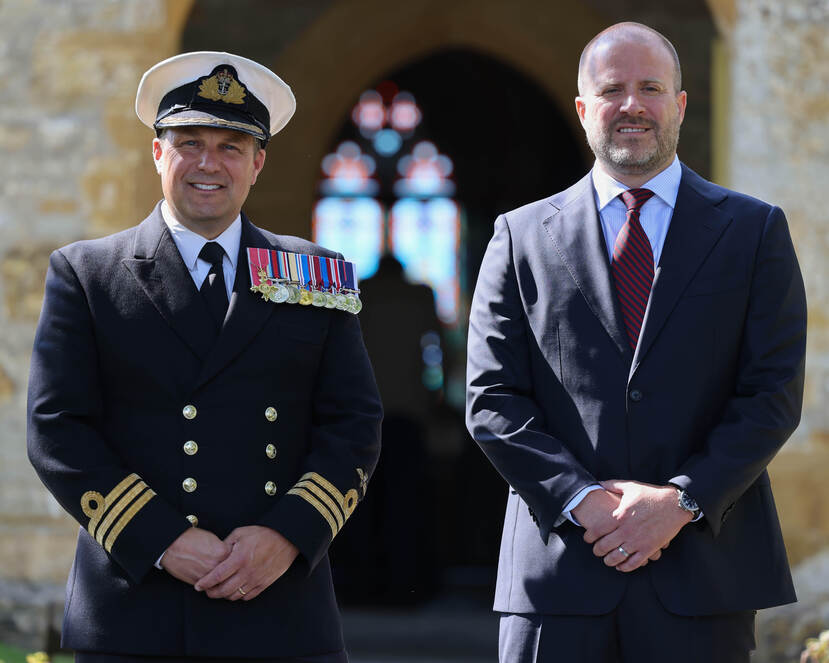 Philip Richardson in uniform met naast hem Robert Leenen.