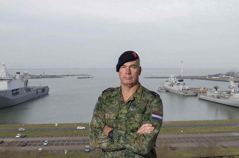 Generaal der mariniers Rob de Wit met op de achtergrond de marinehaven van Den Helder met schepen tegen de kades.