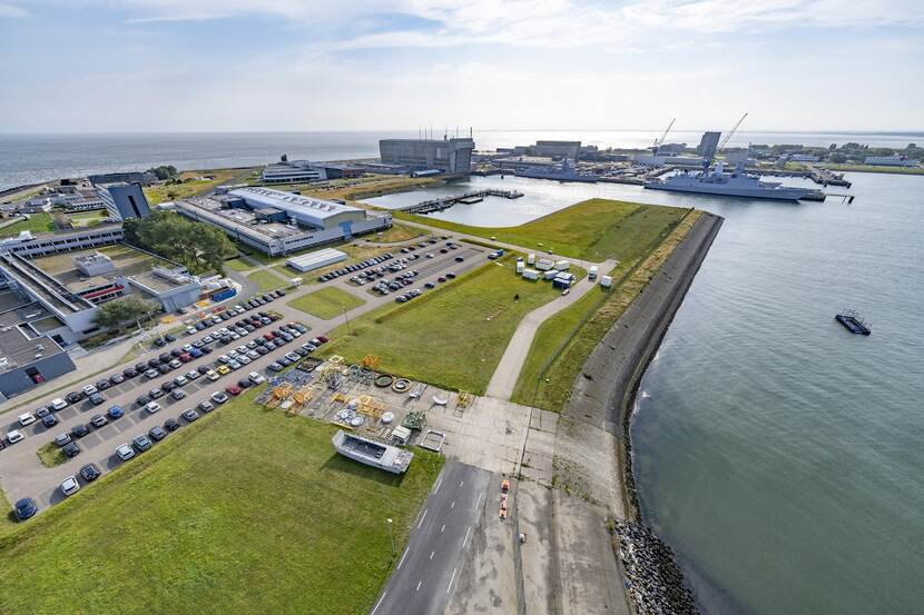 Een overzichtsfoto van het deel van de marinehaven in Den Helder waar DMI gevestigd zit.