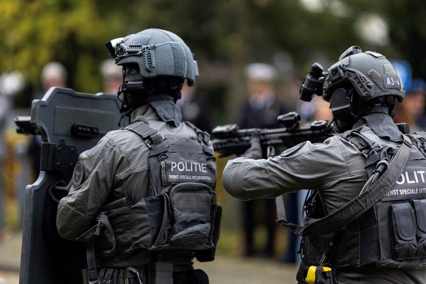 2 operators vanachter gezien met ballistisch schild.