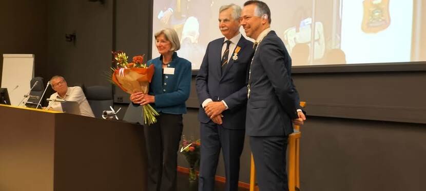 Commandeur buiten dienst Anne van Dijk staat op het podium naast de burgemeester van Kampen.