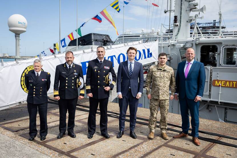 Een groep staat voor de Vlaardingen, inclusief minister van Defensie Ruben Brekelmans en Commandant Zeestrijdkrachten vice-admiraal René Tas.