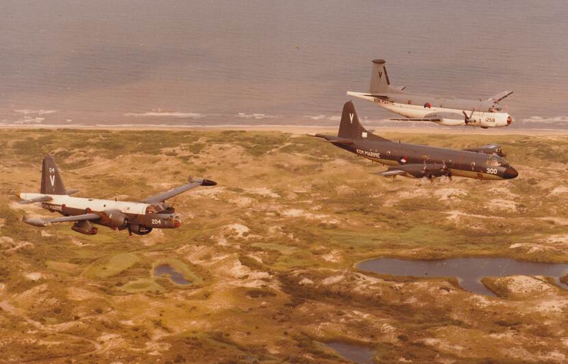 Historische foto van 3 vliegende maritieme patrouillevliegtuigen: 2 Orions en 1 Neptune.
