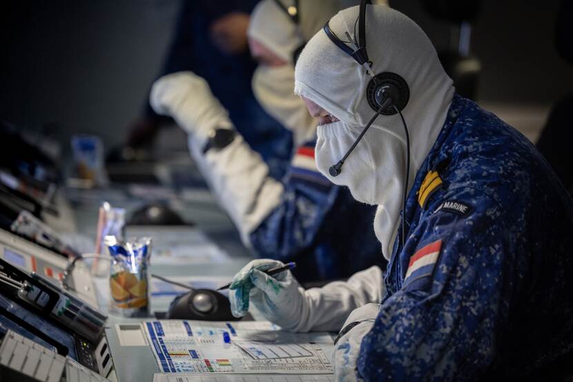 afbeelding van Marine mensen aan boord