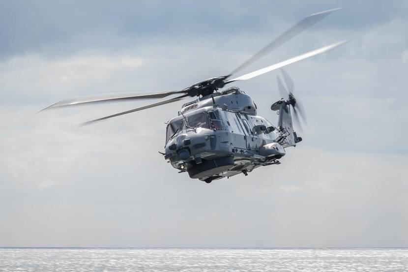 Een NH90 boven zee.