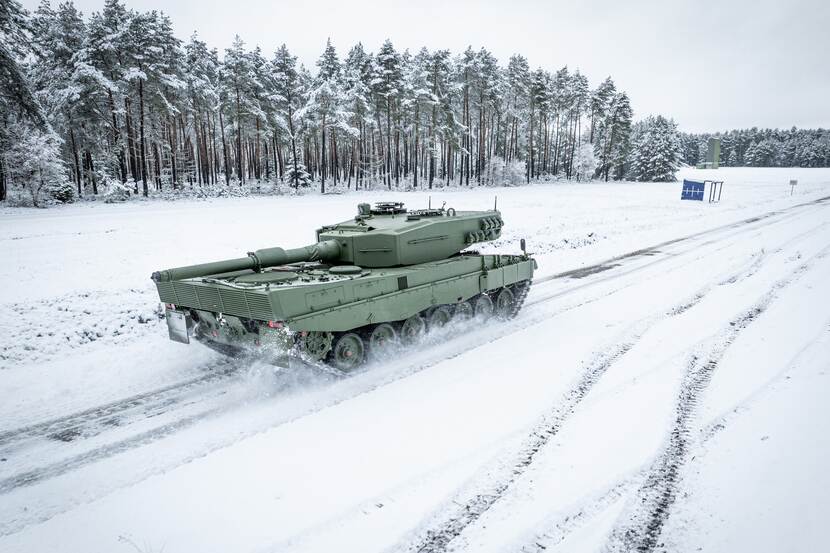 Tanks rijden door de sneeuw.