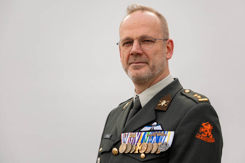 Luitenant-kolonel Richard Schulte, waarnemend plaatsvervangend directeur van het NATO Military Engineering Centre of Excellence, kijkt in de camera.