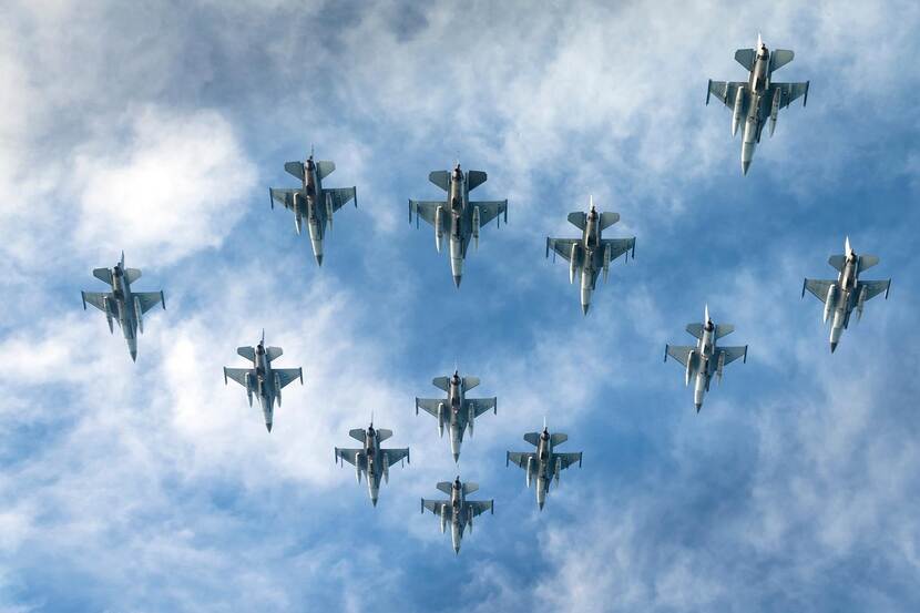 Een aantal straaljagers vliegt door de lucht.