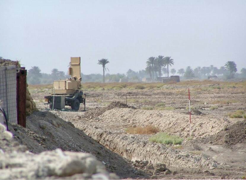 Net buiten een legerplaats in Afghanistan staat de oude mortieropsporingsradar.