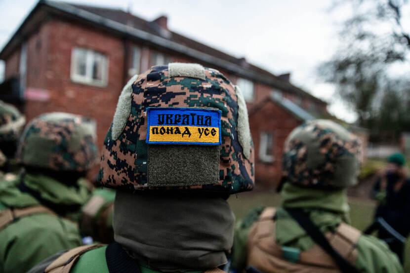 Helm van een Oekraiense militair met Oekraiense vlag.