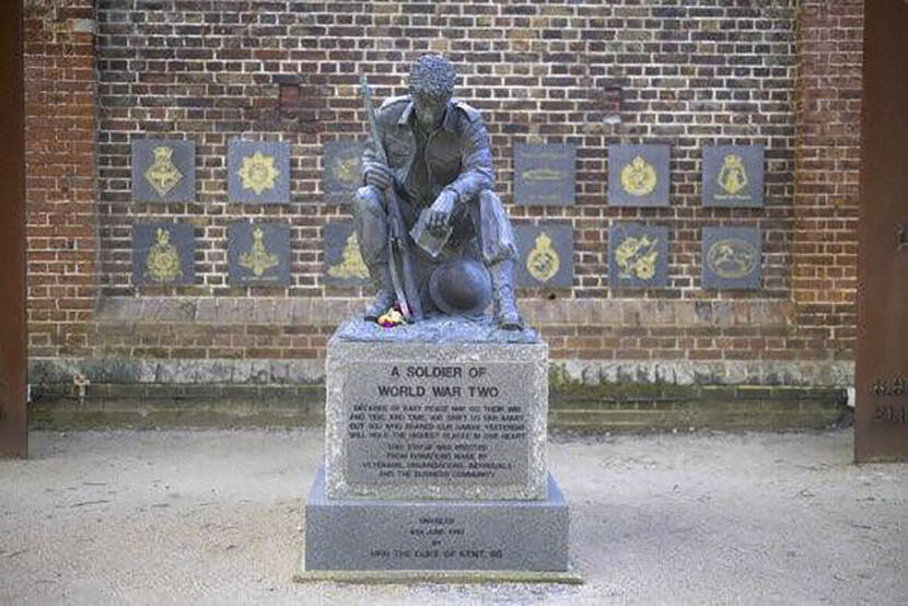 Gedenksteen bij de Normandy Memorial Wall