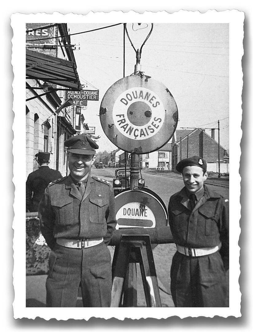 Zwart-wit foto uit 1944, met captain Timpany en Max Wolff.