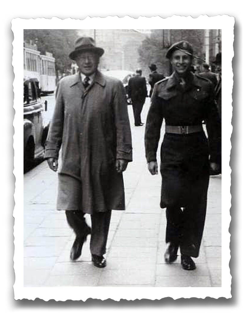 Brussel, 1944. Twee mannen lopen door de straat. Op links: de vader van Max Wolff. OP rechts: Max Wolff, vlak na de bevrijding van de Brusselse hoofdstad.