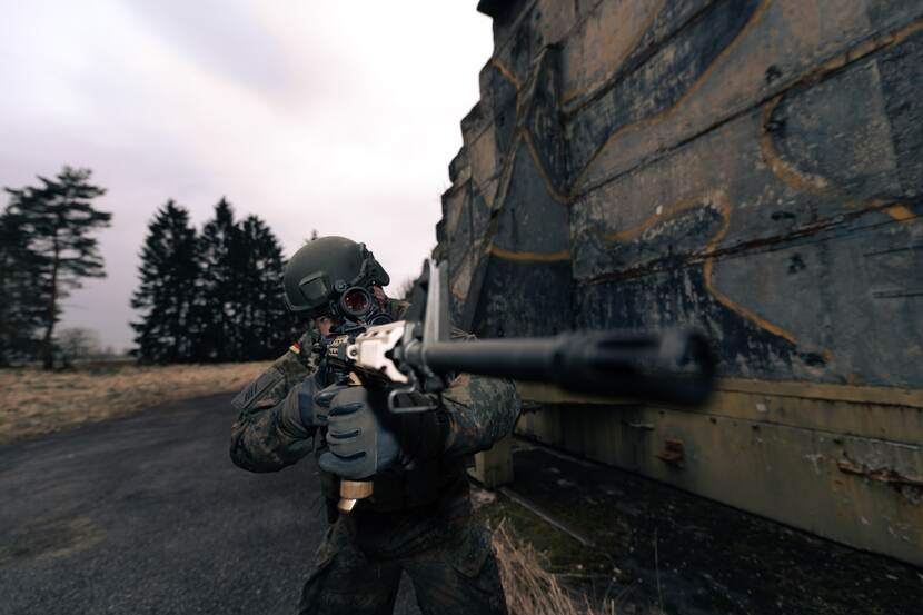 Militair richt zijn geweer tijdens NAVO-oefening LOYAL LEDA 2024