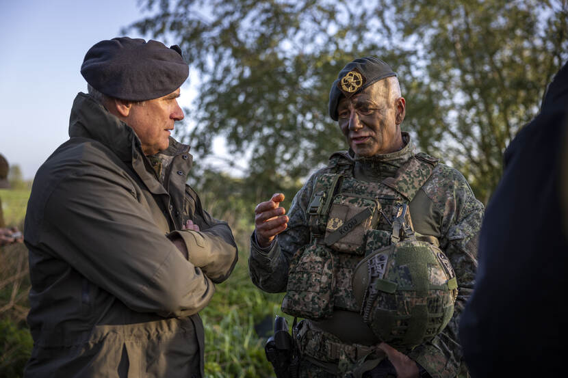Generaal Gert-Jan Kooij in gesprek met Commandant der Strijdkrachten Onno Eichelsheim.