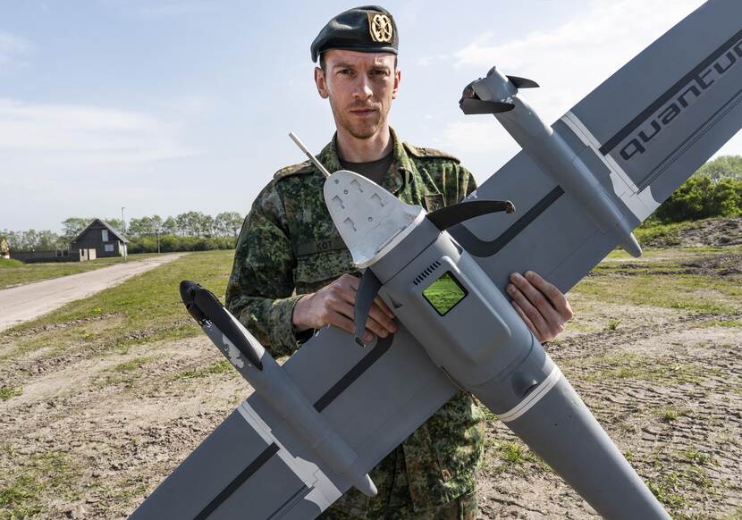 Kapitein Maarten Kot met een drone.