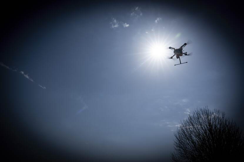 Een rotary drone brengt het terrein in beeld.