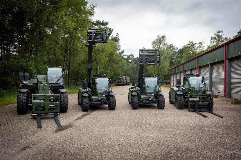 Verreikers op een rij voor een gebouw