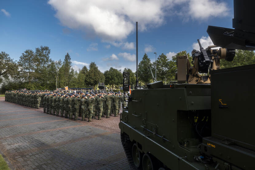 Alle militairen opgesteld op het plein in Vredepeel tijdens de oprichtingsceremonie.