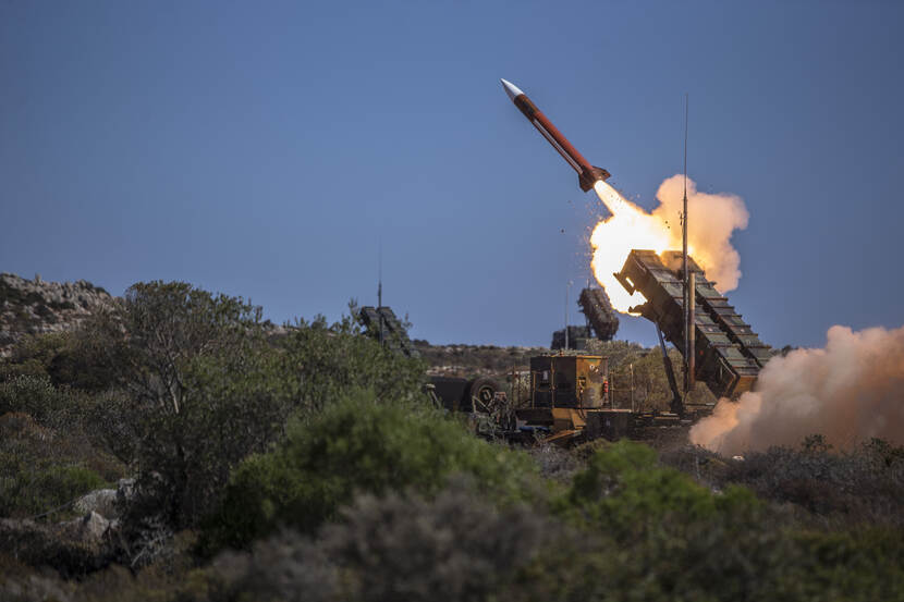 Een Patriot vuurt een raket af, archieffoto van een oefening in Kreta.