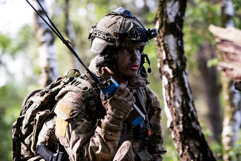 Een militair met een radio.